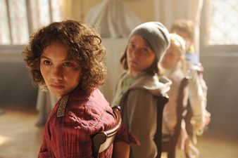 Szenenbild George (Valeria Eisenbart), Dick (Justus Schlingensiepen), Anne (Neele Marie Nickel) und Julian (Quirin Oettl) werden von den Gangstern festgehalten � 2012 Constantin Film Verleih GmbH / Bernd Spauke