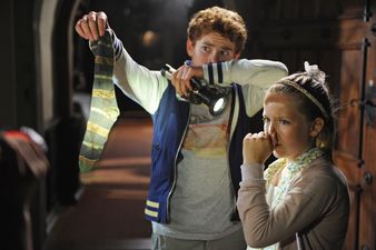 Szenenbild Bringen Timmy mit einer stinkenden Socke ihres Bruders auf die richtige F�hrte: Julian (Quirin Oettl) und Anne (Neele Marie Nickel) � 2012 Constantin Film Verleih GmbH / Bernd Spauke