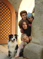 Szenenbild Ist die Luft sauber? Die f�nf Freunde verfolgenden die Gangster � 2012 Constantin Film Verleih GmbH / Bernd Spauke