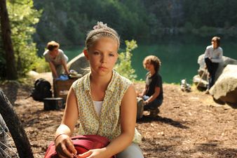 Szenenbild Anne (Neele Marie Nickel) am Zeltplatz in der Katzenschlucht � 2012 Constantin Film Verleih GmbH / Bernd Spauke