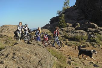 Szenenbild Folgen Timmys Sp�rnase: Die f�nf Freunde auf dem Weg zum Gaffensteinfelsen � 2012 Constantin Film Verleih GmbH / Bernd Spauke