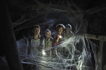 Szenenbild Die richtige F�hrte? Julian (Quirin Oettl), Anne (Neele Marie Nickel), George (Valeria Eisenbart) und Dick (Justus Schlingensiepen) im mythischen H�hlenlabyrinth � 2012 Constantin Film Verleih GmbH / Bernd Spauke