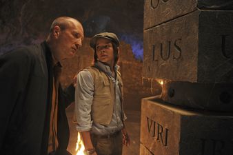 Szenenbild Oberschurke Rookey (Peter Lohmeyer) mit Hardy (Kristo Ferkic) auf Schatzsuche in der H�hle � 2012 Constantin Film Verleih GmbH / Bernd Spauke