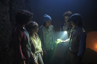 Szenenbild Das gr�ne Auge! George (Valeria Eisenbart), Anne (Neele Marie Nickel), Dick (Justus Schlingensiepen), Julian (Quirin Oettl) und Hardy (Kristo Ferkic) k�nnen es kaum glauben � 2012 Constantin Film Verleih GmbH / Bernd Spauke