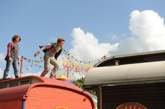 Szenenbild George (Valeria Eisenbart) und Julian (Quirin Oettl) springen �ber die Zirkuswagen � 2012 Constantin Film Verleih GmbH / Bernd Spauke