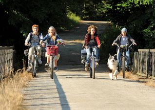 Szenenbild Die F�nf Freunde: Julian (Quirin Oettl), Anne (Neele Marie Nickel), George (Valeria Eisenbart), Dick (Justus Schlingensiepen) und Timmy, der Hund (v.l.n.r.). � 2012 Constantin Film Verleih GmbH / Bernd Spauke