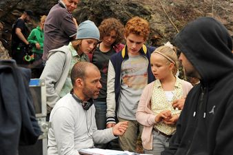 Szenenbild Mike Marzuk mit seinen Hauptdarstellern Justus Schlingensiepen, Valeria Eisenbart, Quirin Oettl und Neele Marie Nickel � 2012 Constantin Film Verleih GmbH / Bernd Spauke