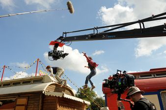 Szenenbild Quirin Oettl und Valeria Eisenbart beim Sprung �ber den Zirkuswagen � 2012 Constantin Film Verleih GmbH / Bernd Spauke