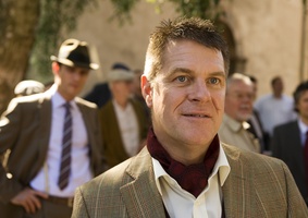 Ein prominenter Hotelportier (Marcus Harris aus der britischen TV-Serie) � 2011 Constantin Film Verleih GmbH