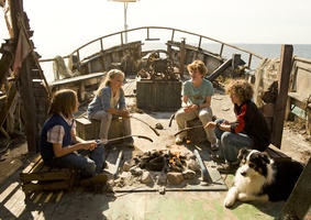Lagerfeuerromantik: Dick (Justus Schlingensiepen), Anne (Neele Marie Nickel), Julian (Quirin Oettl) und George (Valeria Eisenbart) grillen auf dem Schiffswrack
� 2011 Constantin Film Verleih GmbH