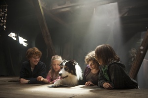 Pfotenabdruck: Julian (Quirin Oettl), Anne (Neele Marie Nickel), George (Valeria Eisenbart) und Dick (Justus Schlingensiepen) mit Timmy
� 2011 Constantin Film Verleih GmbH