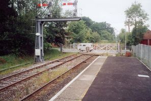 Foto des �berganges hinter dem Bahnsteig in Marchwood