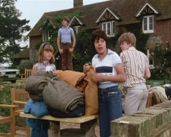 Standbild: F&uuml;nf Freunde beim Packen