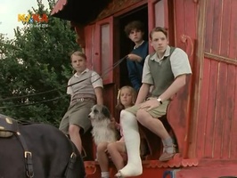 Standbild: F&uuml;nf Freunde auf dem Kutschbock