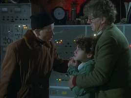 Standbild: B&ouml;sewicht stellt George und Onkel Quentin