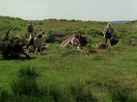 Standbild: F&uuml;nf Freunde beim Zelten