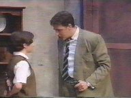 Standbild: George bekommt einen R&uuml;ffel von Mr Roland