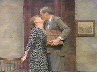 Standbild: Onkel Quentin k&uuml;&szlig;t Tante Fanny