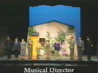 Standbild: Alle Darsteller auf der B&uuml;hne