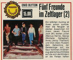 Zeitungsausschnitt: F�nf Freunde im Zeltlager (2): Ein bi�chen milmig ist ihnen schon zumute. Aber die Neugier ist st�rker. Zusammen mit ihrem neuen Freun Jock (M.) wollen Julian (Marcus Harris), Georgi (Michelle Gallagher), Anne (Jenny Thanisch) und Dick (Gary Russell) dem Geheimnis der Geisterz�gr auf die Spur kommen. Ihr Streifzug aber scheucht Diebe auf, die sich den Kindern an die Fersen heften.